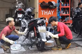 Chiều cuối năm mất 50 - 60 nghìn rửa xe máy, nhiều khách vẫn đành "tặc lưỡi" 