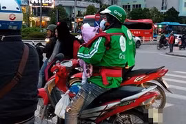 Vừa địu con vừa mưu sinh, tài xế xe ôm khiến CĐM khóc trong lòng