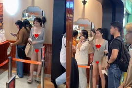 Mặc hở hang đi mua đồ ăn, hot girl khiến người xem ái ngại 