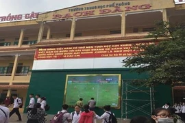 Ngôi trường bá đạo lắp màn hình để học sinh cổ vũ Olympic Việt Nam