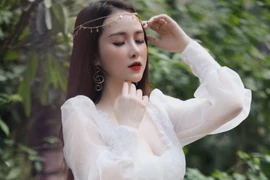 Ngoài tài năng "cô giáo" dạy trang điểm gây sốt mạng vì lý gì này