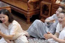 Về nhà chồng, vợ tương lai của Quang Hải thoải mái hát ca 