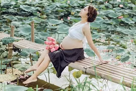 Bà bầu sắp sinh vẫn tự tin khoe nhan sắc bên hồ sen