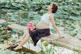 Bà bầu sắp sinh vẫn tự tin khoe nhan sắc bên hồ sen
