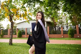 Hot girl số 1 Đà Nẵng cuối cùng cũng chịu tốt nghiệp ĐH RMIT