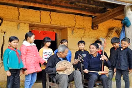 Kỳ nhân nhìn đường bằng mũi chân và chơi đàn cực giỏi