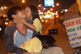 CĐM rớt nước mắt với bức ảnh thấm đẫm tình cảm cha con