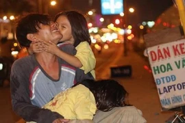 CĐM rớt nước mắt với bức ảnh thấm đẫm tình cảm cha con