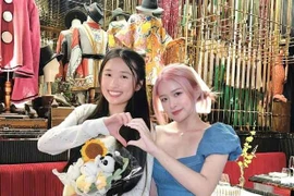 Chung khung hình cặp hot girl "con nhà người ta" gây chú ý