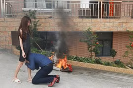 Không quen cuộc sống giàu sang, vợ trẻ đốt hết túi hiệu