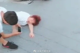 Blogger Trung Quốc dàn dựng cảnh đâm Lamborghini vào mẹ để câu view