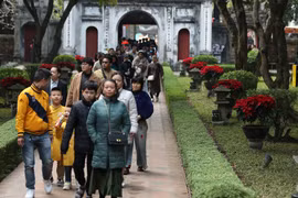 Người dân Hà Nội hào hứng du xuân Văn Miếu xin chữ