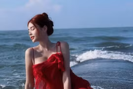 Gái xinh chuyển giới hở bạo khoe thân hình "đỉnh của chóp"