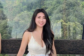 Mẹ đơn thân hot nhất Malaysia diện váy quyến rũ du lịch Đà Nẵng