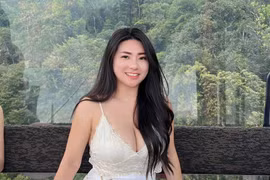 Mẹ đơn thân hot nhất Malaysia diện váy quyến rũ du lịch Đà Nẵng