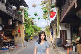 Nữ thần Hàn Quốc quá xinh đẹp "gây sốt" khi dạo chơi Hội An