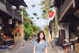 Nữ thần Hàn Quốc quá xinh đẹp "gây sốt" khi dạo chơi Hội An