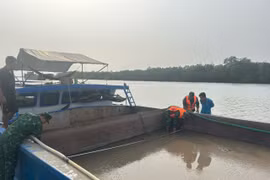 Biên phòng TP HCM tạm giữ tàu chở cát không rõ nguồn gốc 