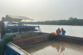 Biên phòng TP HCM tạm giữ tàu chở cát không rõ nguồn gốc 