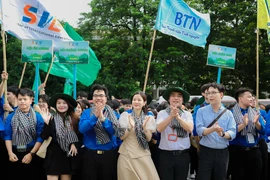 Hàng trăm chiến sĩ áo xanh ra quân “thắp sáng đường quê”