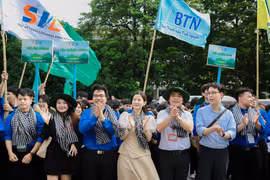 Hàng trăm chiến sĩ áo xanh ra quân “thắp sáng đường quê”