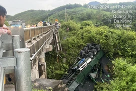 Quảng Trị: Xe chở than lao xuống cầu, tài xế kẹt trong ca bin