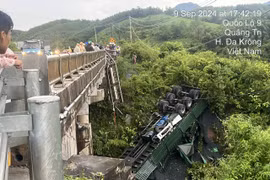 Quảng Trị: Xe chở than lao xuống cầu, tài xế kẹt trong ca bin