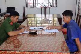 Công an TP Đồng Xoài bắt cha dượng bạo hành con riêng vợ cũ 