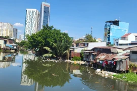 TP HCM: Người dân cạnh rạch Xuyên Tâm mong muốn sớm được di dời