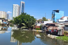 TP HCM: Người dân cạnh rạch Xuyên Tâm mong muốn sớm được di dời