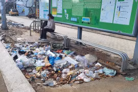 TP HCM: Vứt rác bừa bãi từ đường phố đến miệng cống thoát nước 