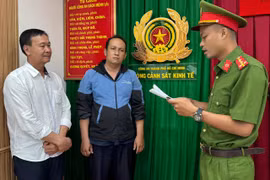 Công an TP HCM bắt 2 cán bộ hải quan nhận hối lộ