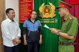 Công an TP HCM bắt 2 cán bộ hải quan nhận hối lộ