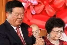 Muốn li hôn theo gái trẻ, tỷ phú run rẩy khi vợ mù chữ nói một câu...