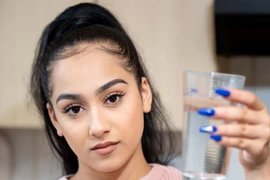 Mắc bệnh lạ dị ứng nước, gái xinh kể cách tắm rửa “địa ngục” 