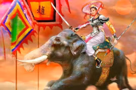 Chân dung nữ tướng cài trâm vàng, đi guốc ngà, cưỡi voi xung trận