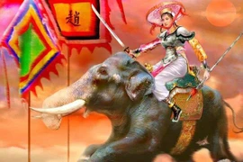 Chân dung nữ tướng cài trâm vàng, đi guốc ngà, cưỡi voi xung trận
