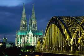 Thủ đô nước nào giữ kỷ lục với 1.700 cây cầu?