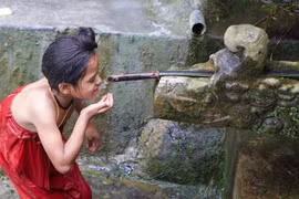 Quốc gia kì lạ: Phụ nữ thoải mái tắm tiên cùng hủ tục khó hiểu