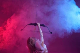 Người mẫu ảnh bắn cung bằng chân