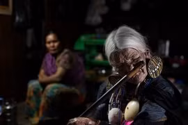 Phụ nữ xinh muốn hóa xấu bằng cách xăm kín mặt để tránh gả chồng 