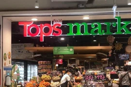 Bangkok “sống chung với dịch“: Quán ăn vỉa hè mở lại, trung tâm thương mại căng biển sale