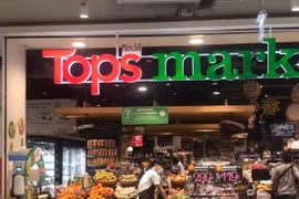 Bangkok “sống chung với dịch“: Quán ăn vỉa hè mở lại, trung tâm thương mại căng biển sale