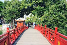 Lý do cầu Thê Húc được sơn màu đỏ, hướng về phía Đông 