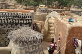 Chiêm ngưỡng ngôi làng lưu giữ văn hóa trên từng bức tường