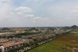 Những căn biệt thự vắng bóng người ở khu đô thị Sunny Garden City 