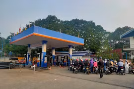 Hà Nội: Không để thiếu xăng dầu, xử lý nạn bán xăng dầu chai