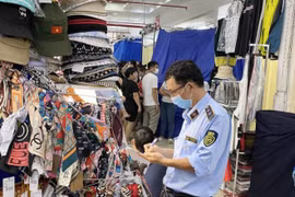 Saigon Square: Tiểu thương dọn hàng, đóng cửa để né đoàn kiểm tra