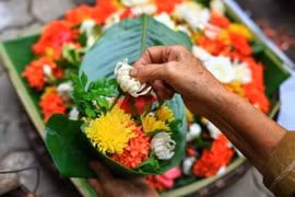 Rằm tháng 7: Đặt 6 loại hoa này lên bàn thờ cầu tài lộc