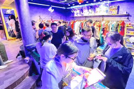 Trang phục Halloween thuê tiền triệu, đồ bình dân cháy hàng